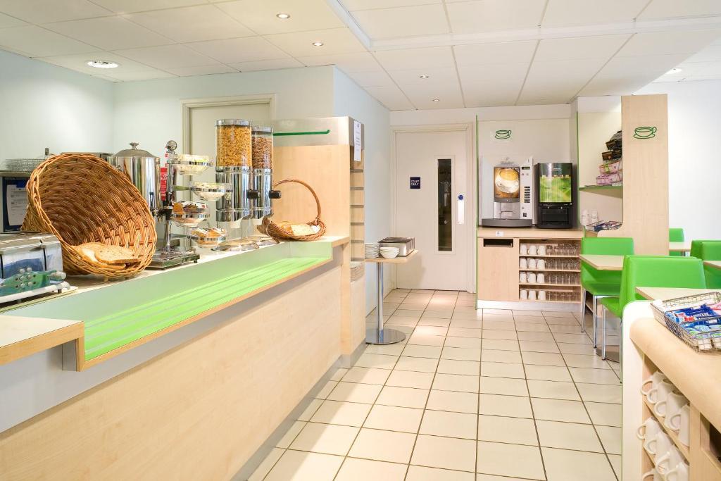 Ibis Budget Newport Bagian luar foto